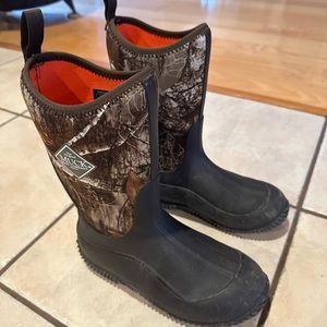 Boys Original Muck Boots Sz 3 Real tree Pattern Hale Style Very Good Condition.
